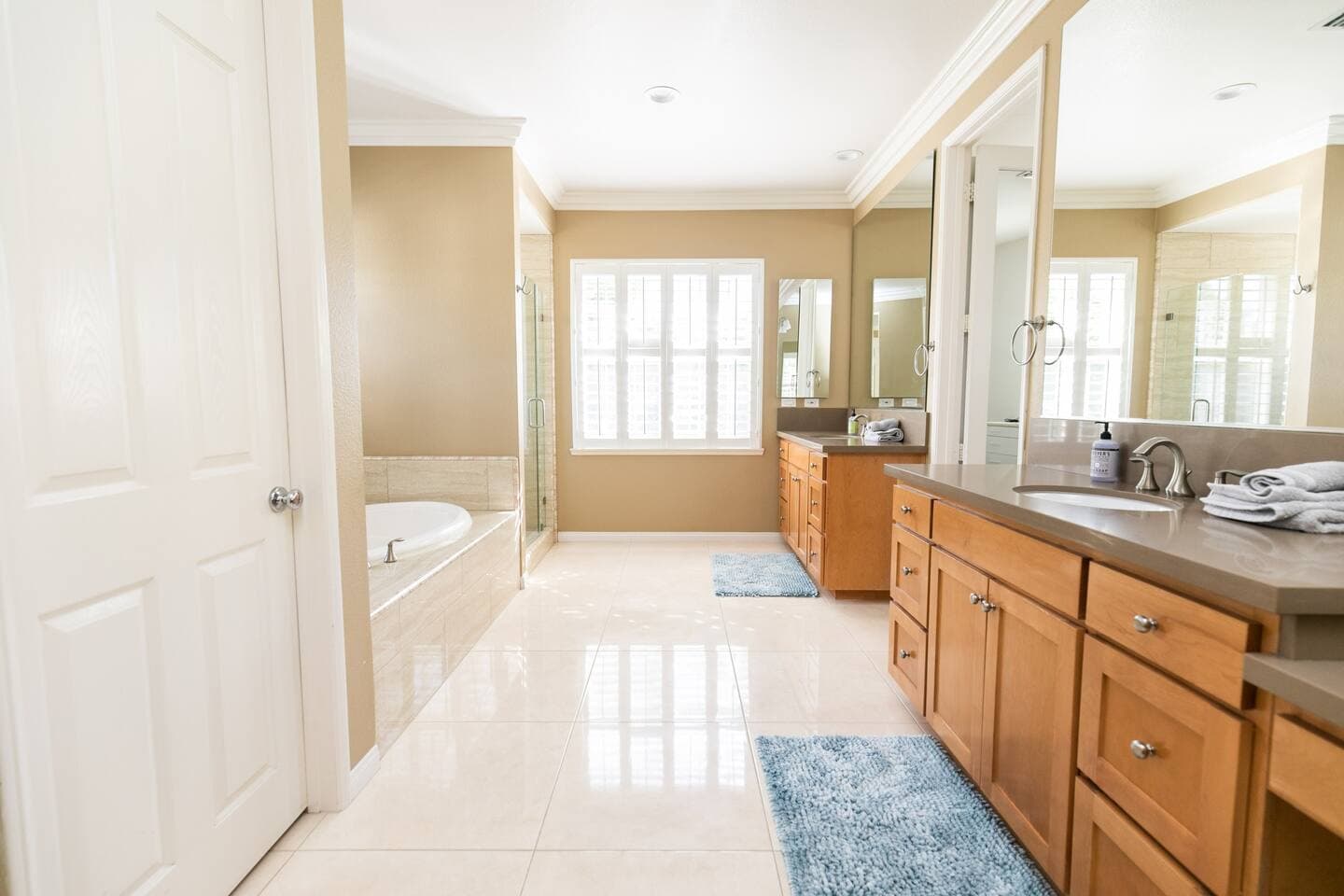 Master Bathroom with Double Vanity (the tub does not function)